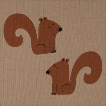 Hochwertiger French Terry mit niedlichen Eichhörnchen-Motiven in Braun auf sandfarbenem Grund. Der 1,48 m breite Sommersweat ist ideal für gemütliche Kinderbekleidung, Pullover oder bequeme Jogginghosen - Nahaufnahme