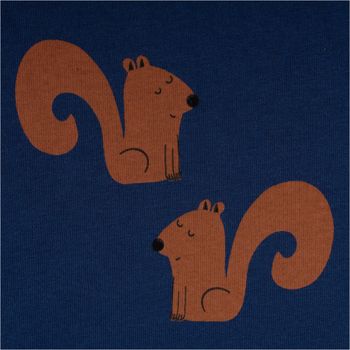 Hochwertiger French Terry Sommersweat in kräftigem Blau, verziert mit einem niedlichen Eichhörnchen-Print in Braun. Der Stoff ist mit 1,48 m Breite perfekt geeignet für gemütliche Jogginghosen, Hoodies oder kindgerechte Freizeitkleidung - Nahaufnahme
